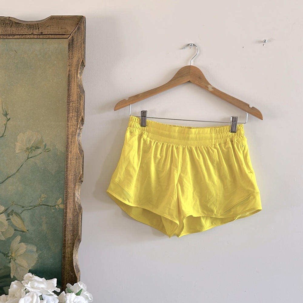 Lululemon Hotty Hot Lowrise Lined 4” Size 8 Sonic Yellow